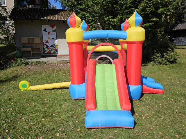 Malý skákací hrad "Dvě skluzavky"