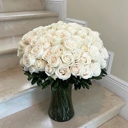 50 Roses White Arranged Round In A Vase – Pavé Style