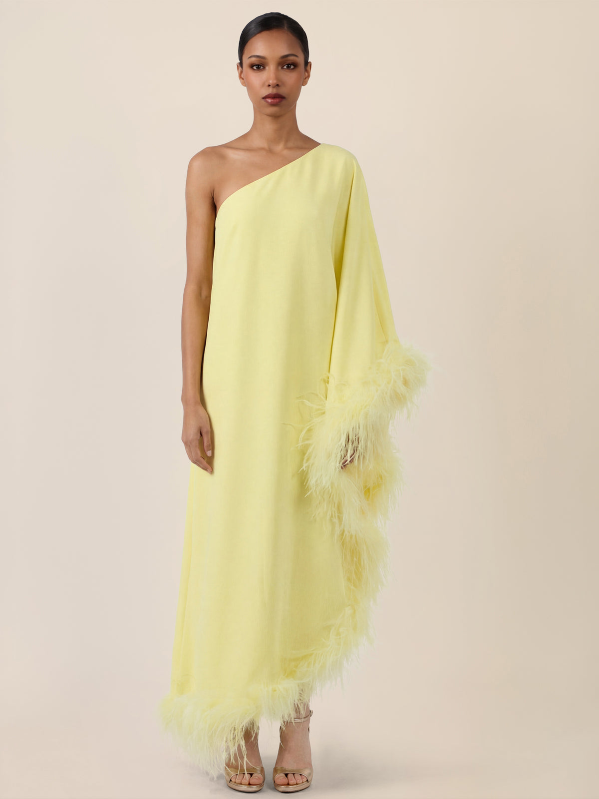 APART Asymmetrisches Abendkleid mit Federn | vanille