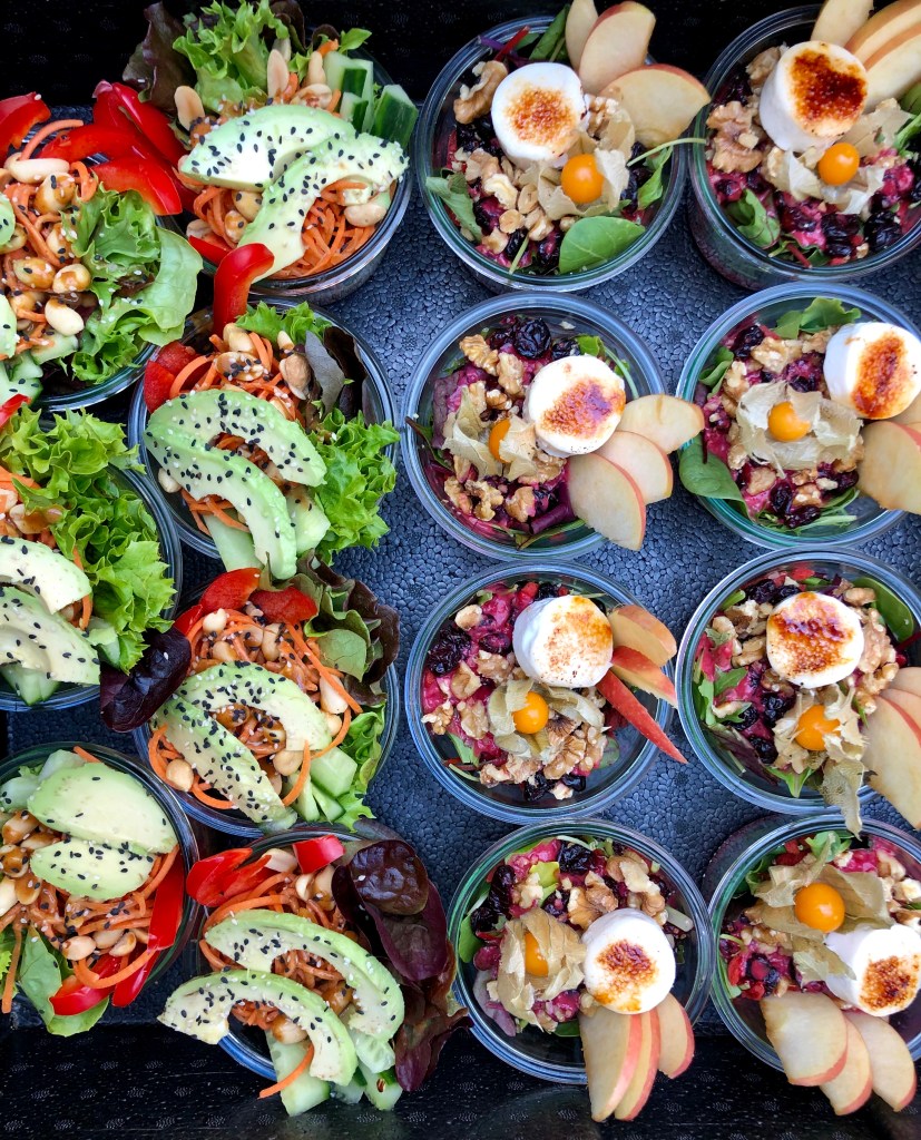 Catering mit Bowls, Bagels und Salaten