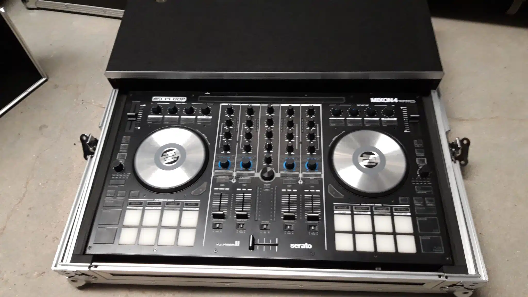 Reloop Mixon 4 DJ-Controller