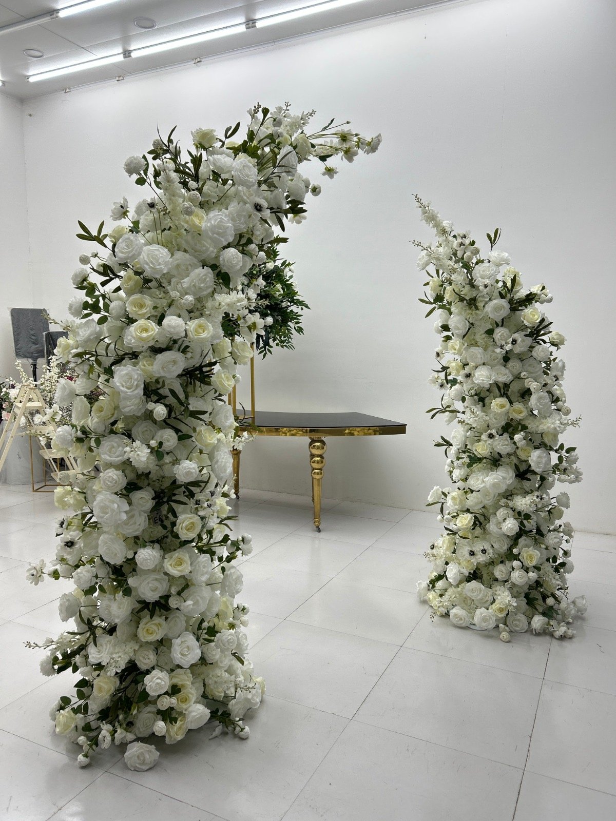 Daisy (Broken Arch) - Floral Arch