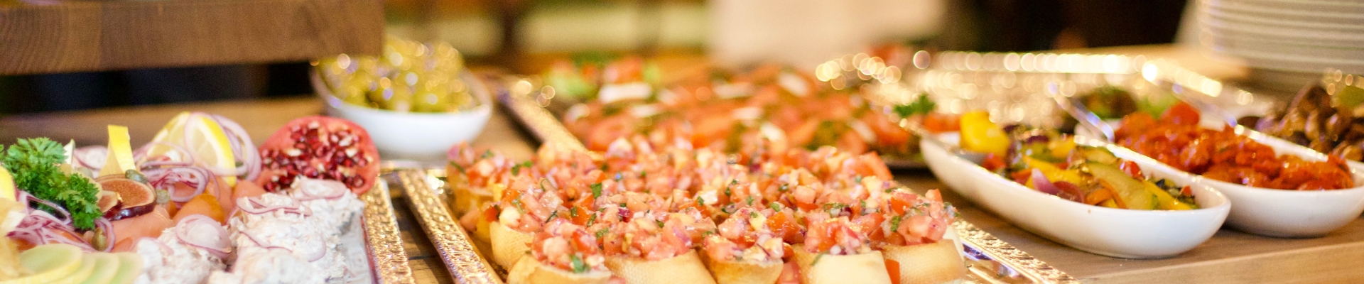Canapés auf feinen Teebrotscheiben