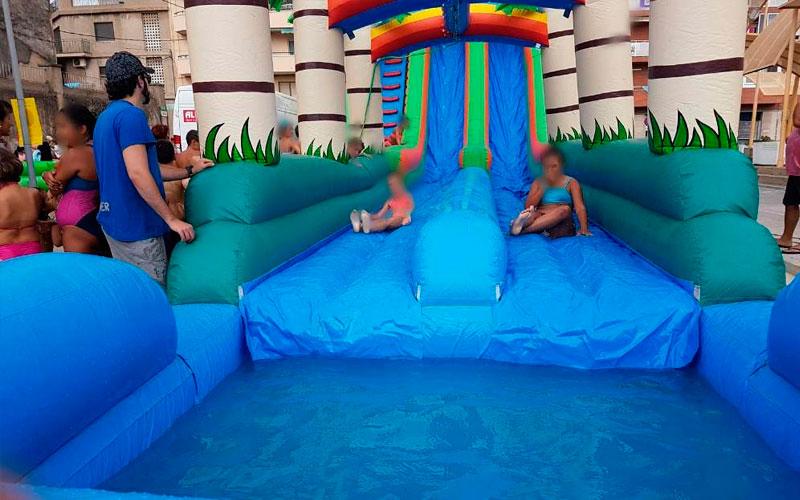 Castillo hinchable acuático tobogán piscina azul