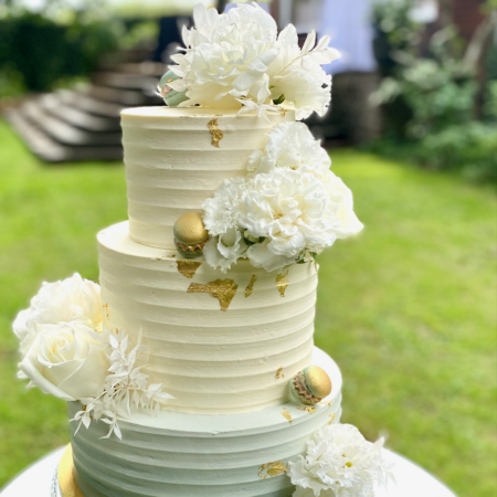 CreamCake mit Ombre Verlauf, Blattgold und Macarons