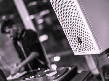 Instalación de iluminación y sonido para negocios
