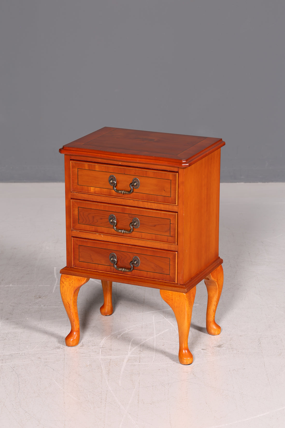 Englischer Nachttisch Kommode Kirschholz 3 Schubladen Queen Anne Beistelltisch Antik Stil Vintage