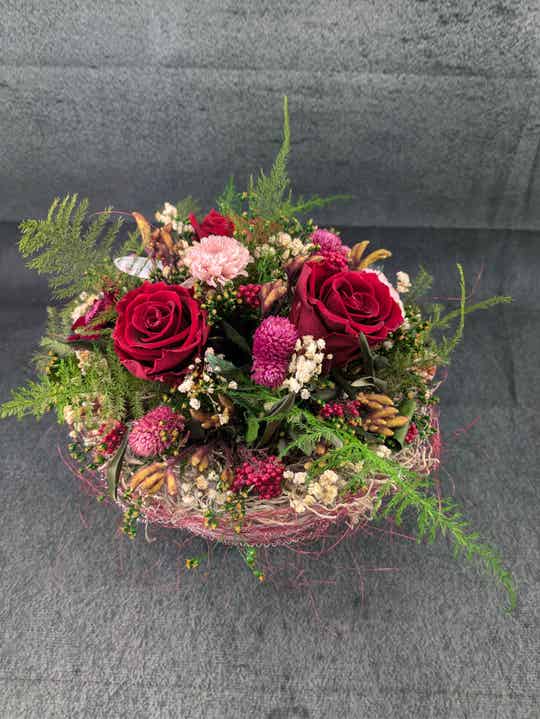 Blumengesteck mit 3 roten Rosen