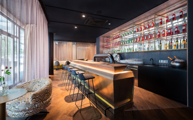 MOOONS Bar