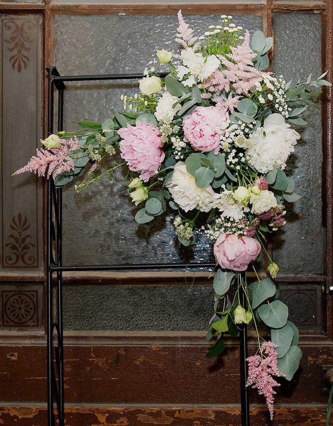 Blumendekoration Trauungsbogen
