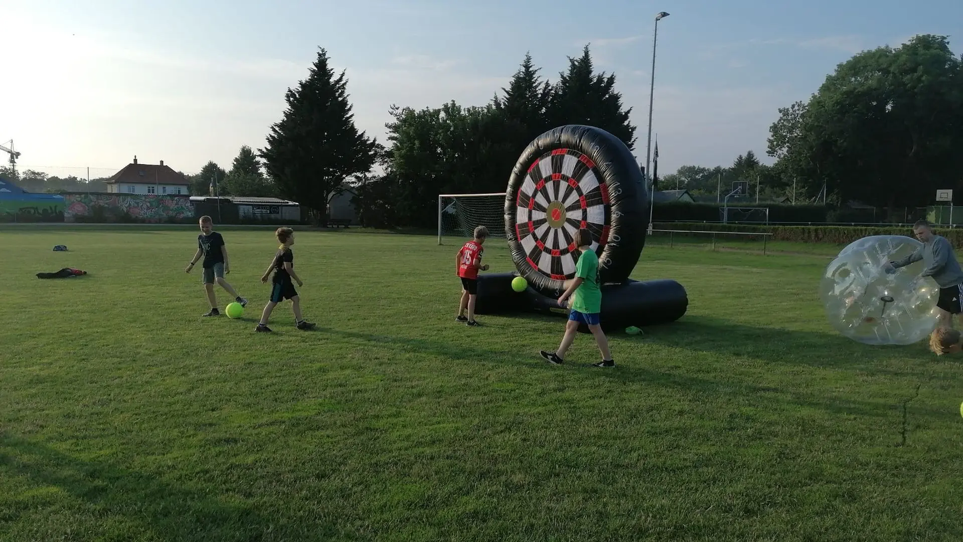 Aufblasbare Spiele mieten