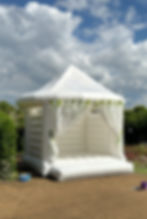 Weiße Hochzeitshüpfburg Wedding Wonderland
