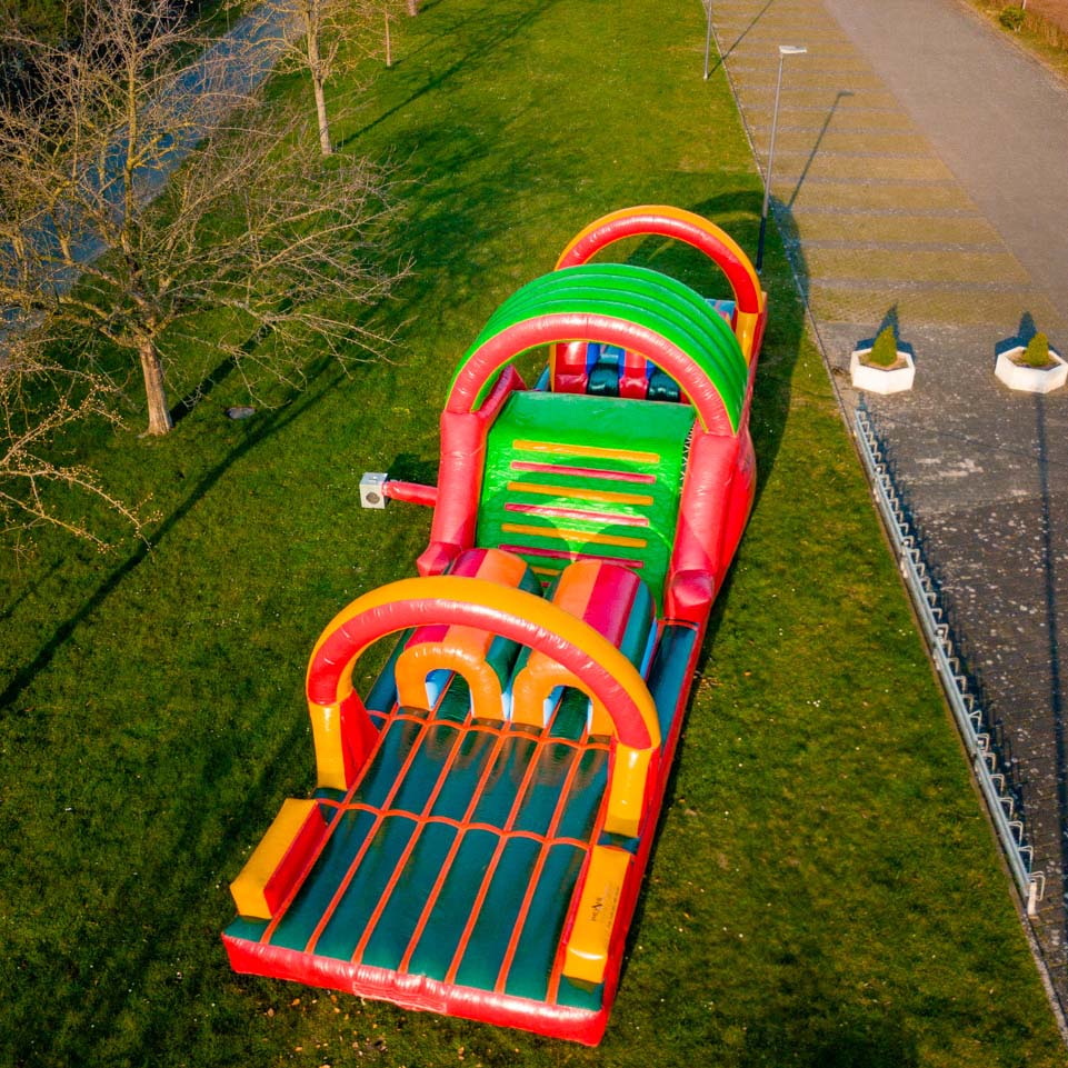 Hüpfburg „Survivalbahn“