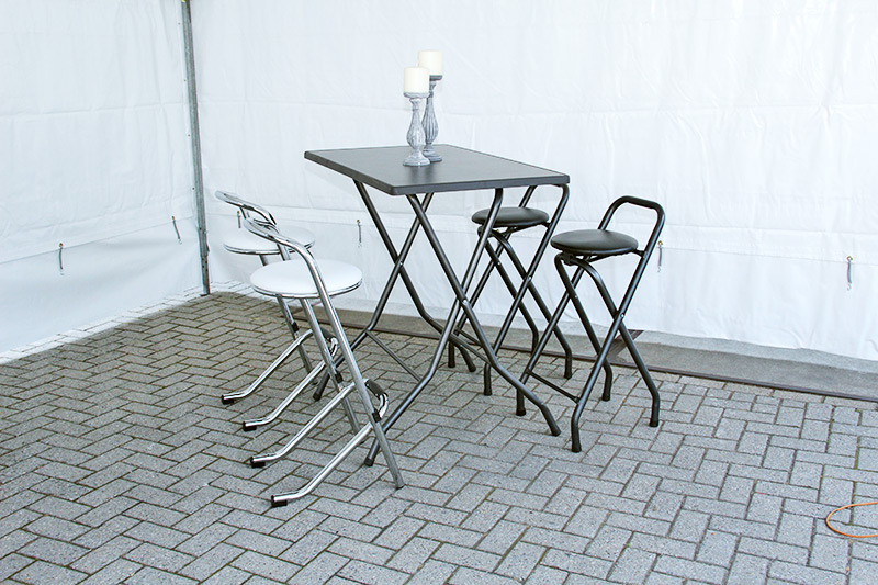 Stoelen en krukken