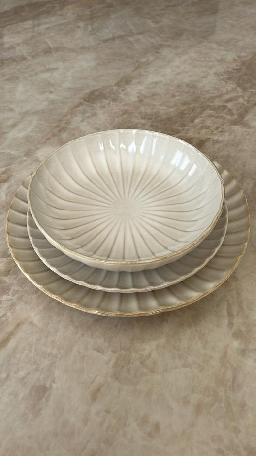 Servies met schulprand