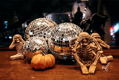 Sitzende Skelettfiguren