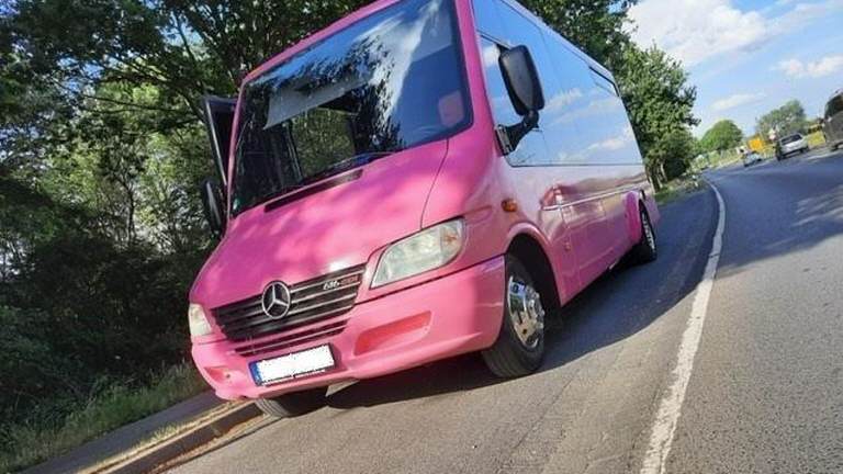 Pinker Partybus