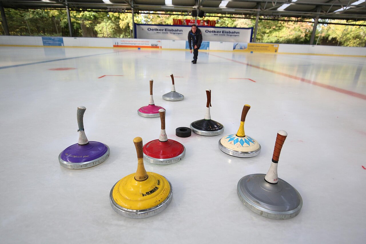 Eisstockschießen auf der Oetker-Eisbahn