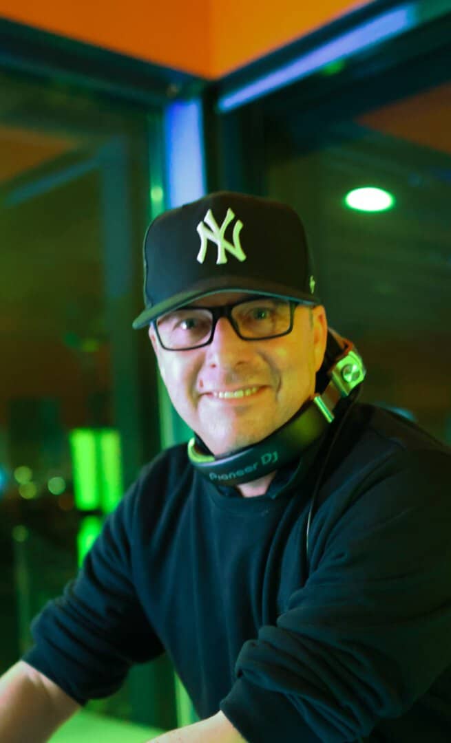 DJ momoto