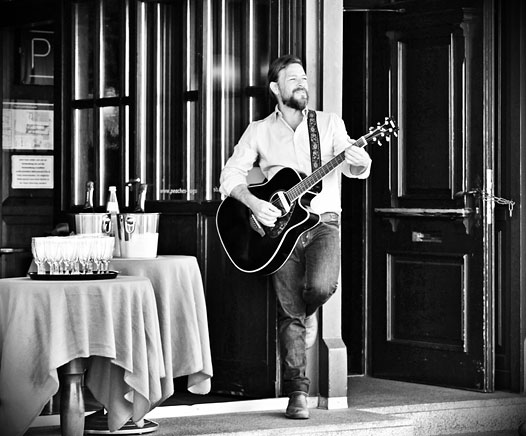 Travel Sings – Alleinunterhalter mit Gitarre