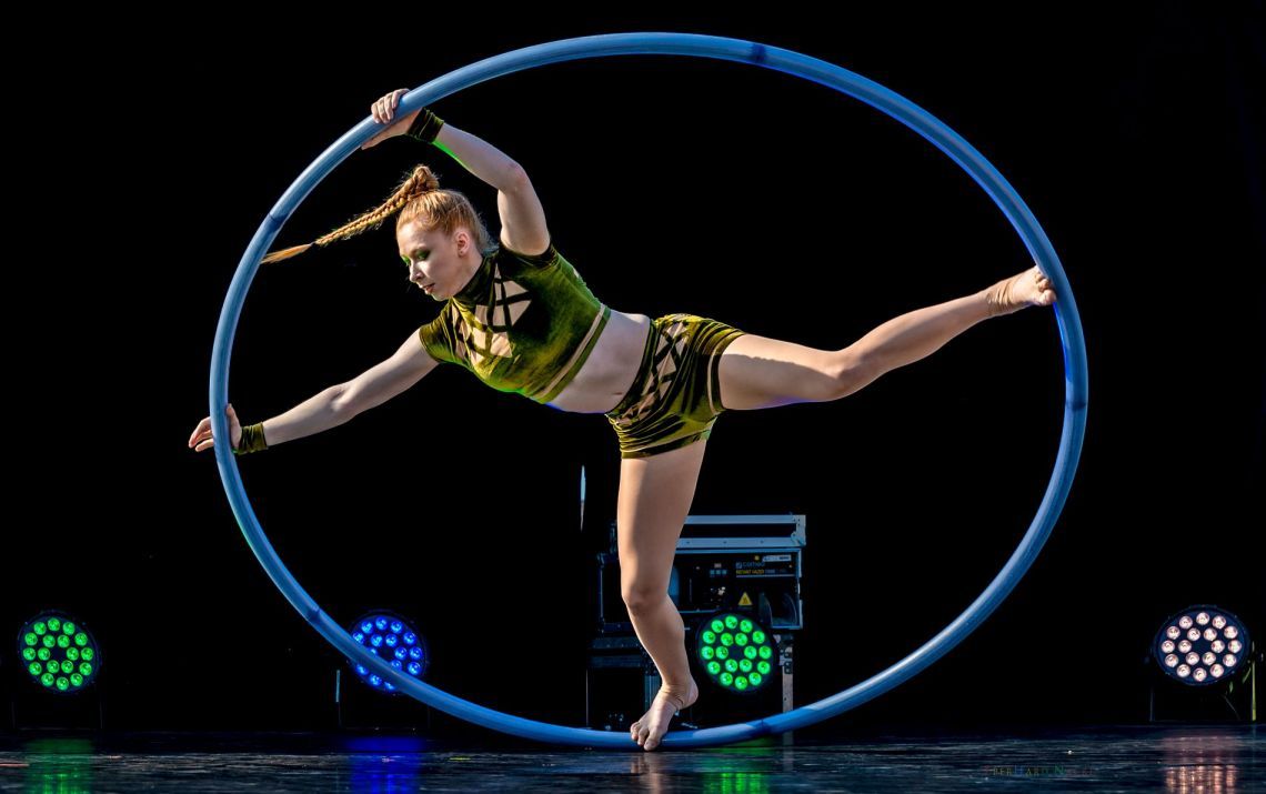 Carolin Liesegang Cyr Wheel und Bouncing Jonglage