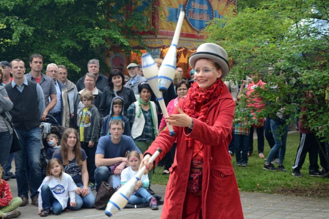 Lucy Lou Straßentheater, Circle Show und Walk Act