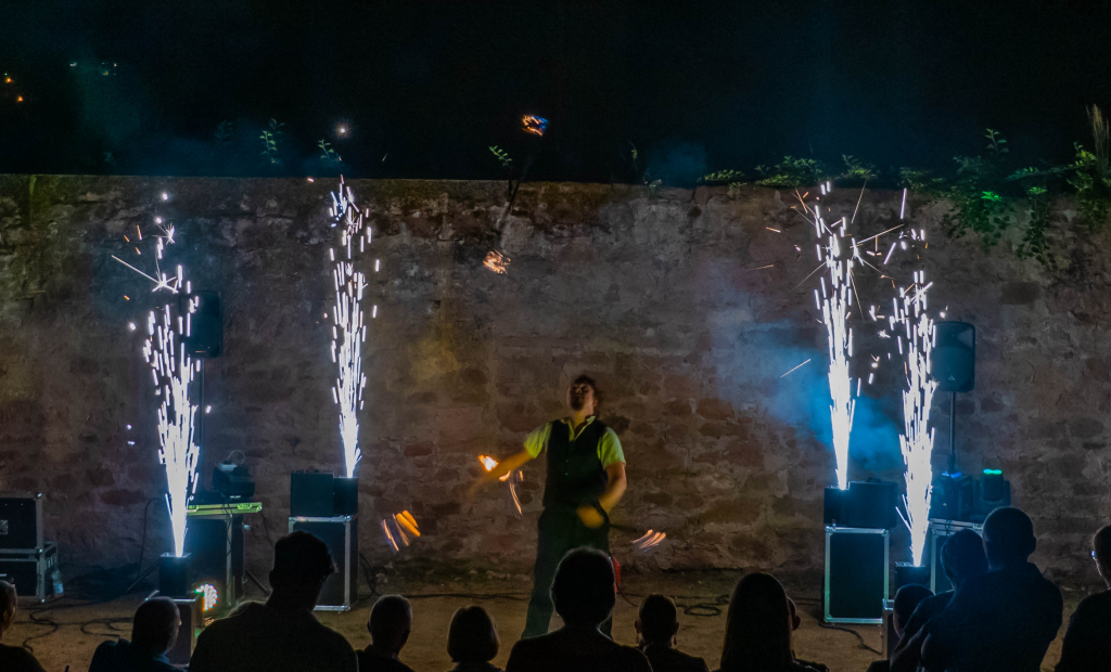 Modern Juggling Feuershows & LED Show am Puls der Zeit