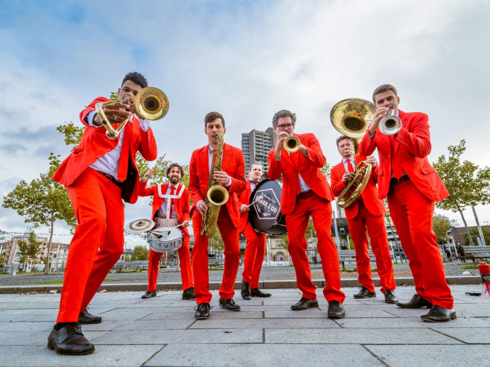 Brass2Go - The Marching Band Die mit den roten Anzügen!