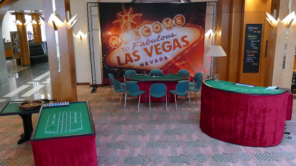 Casino Abend mit verschiedenen Spieltischen