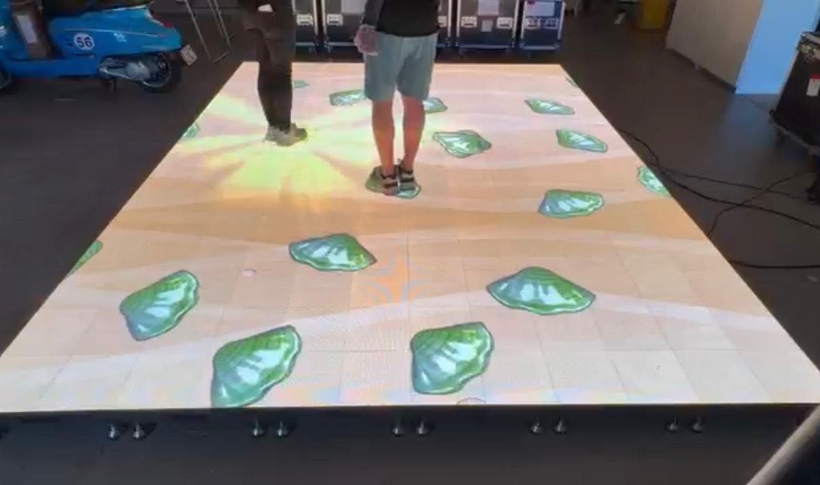 Vermietung interaktiver LED Fußboden Tanzboden mit touchfähigen Spielen und Animationen für Events und Messen